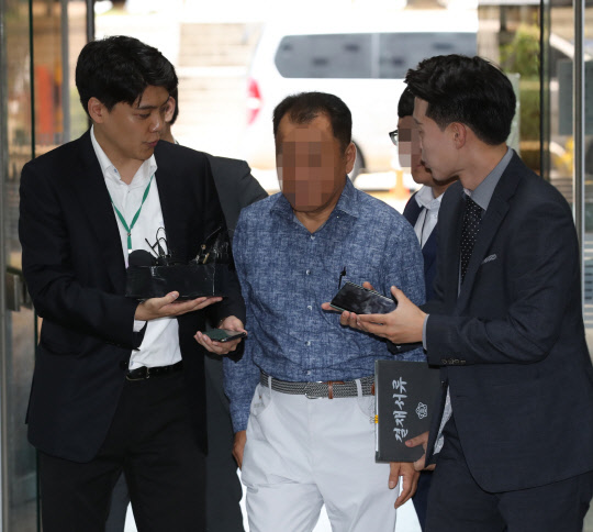 <조국 법무부 장관 가족이 투자한 사모펀드로부터 투자받은 가로등점멸기 제조업체 웰스씨앤티 최모 대표가 11일 오전 구속 전 피의자 심문(영장실질심사)을 받기 위해 서초구 서울중앙지법으로 들어서고 있다.(사진=연합뉴스)